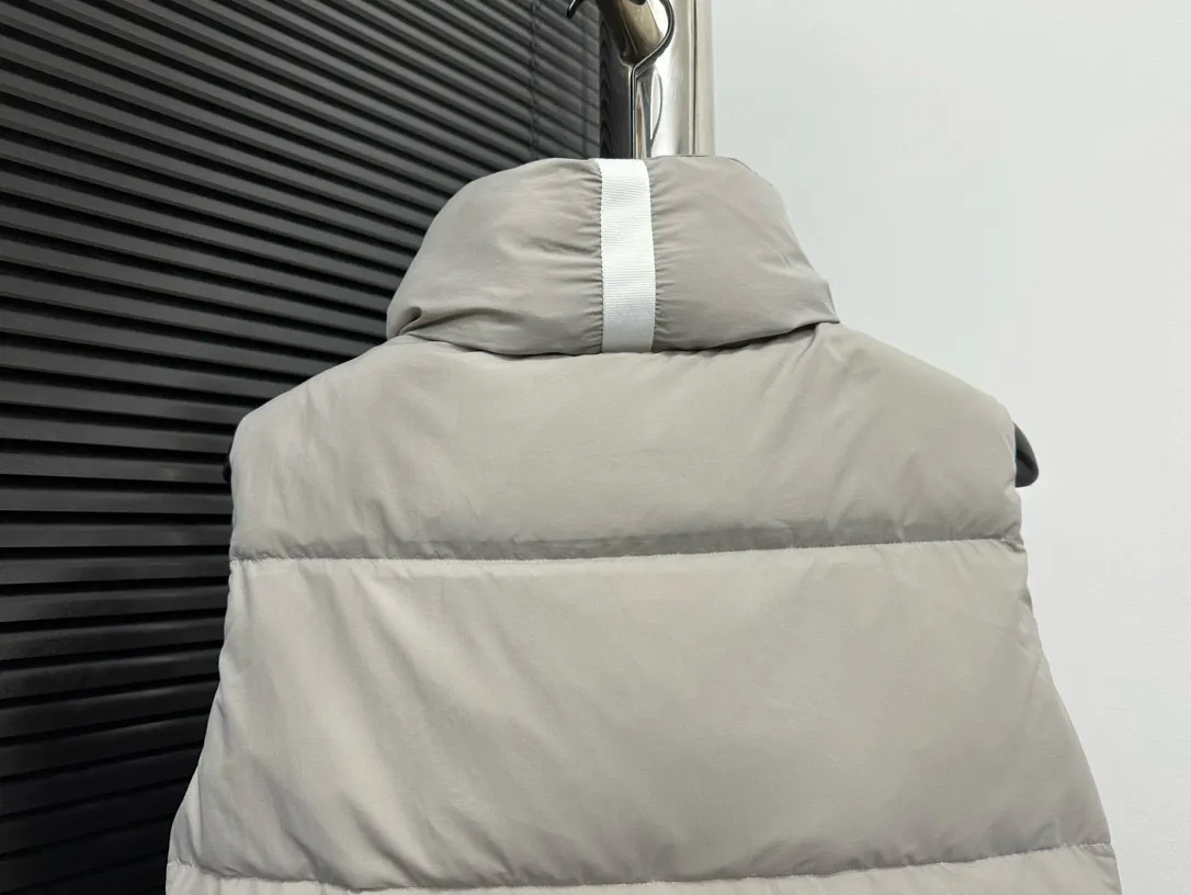 P490 【CANADA GOOSE】PASTELS white label series down vest. The white label series is a capsule limited series and the most popular PASTELS series this year. The chest labels are all white badges with pure silicone texture. The pattern has a strong contrast between concave and convex. The topographic map of Canada on the badge is lifelike. The plastic material used for currency logos on the market is very hard to the touch! Our original independent order accessories are all one-to-one customized original accessories. The imported YKK zippers have correct teeth, while the teeth of the fake zippers are very thick. The zipper webbing logo is printed with 3M fluorescent printing, and the original custom-made washable label. The placket webbing and wiring details are all restored to the original ones. Size: XS S M L XL XXL